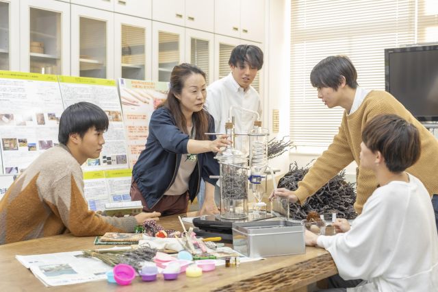 ライフデザイン学部 生活デザイン学科 持続可能な未来に向け、環境・福祉・文化の視点から 住まい・まちづくりを探求！