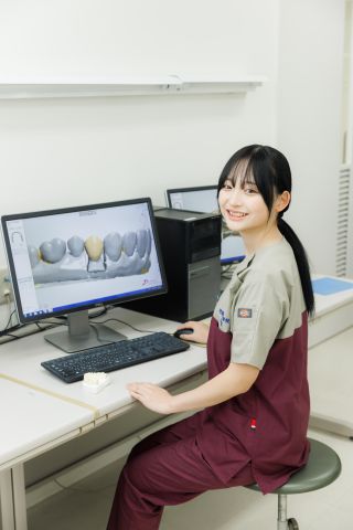 歯科技工学科 医学的知識や造形美学を学び、入れ歯や歯科矯正装置の製作技術を習得