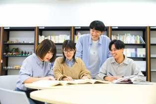 人文学部 人間科学科 人間の心理・福祉・教育・健康に関する倫理や制度などを横断的に学び、社会を支える幅広い職業人を育成