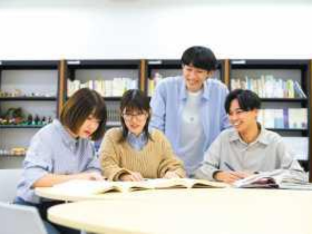 人文学部 人間科学科 人間の心理・福祉・教育・健康に関する倫理や制度などを横断的に学び、社会を支える幅広い職業人を育成