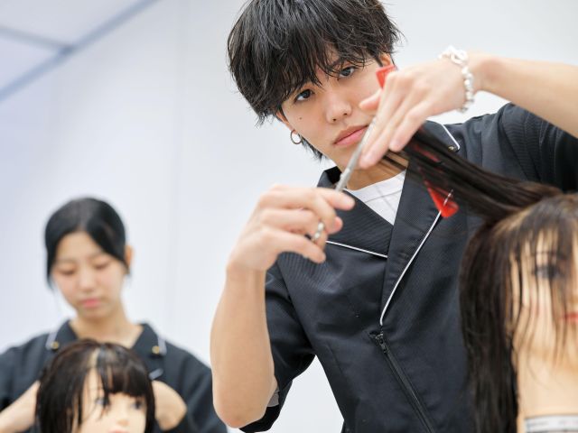 美容科 ヘアデザイナーコース（2年次に選択） カット技術を極め、トップスタイリストを目指すコース