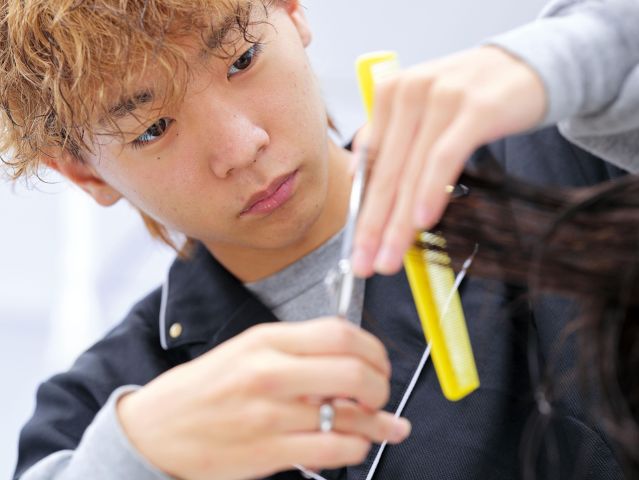 美容科 メンズデザインカッティングコース（2年次に選択） BARBER CUT に特化したデザイン技術を習得