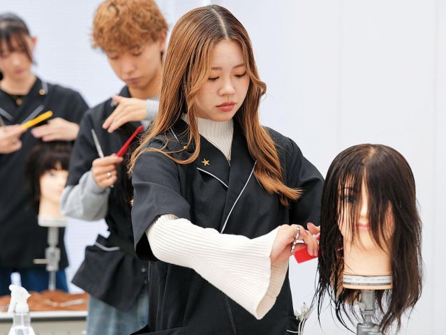 美容科 ヘアデザイナーカッティングコース（1年次に選択） 1年次に選択