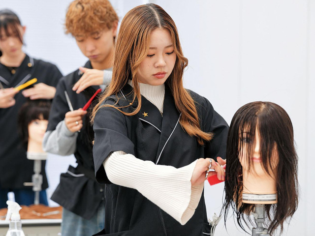 美容科 ヘアデザイナーカッティングコース（1年次に選択） 1年次に選択