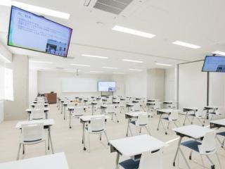 教室には電子黒板を使用