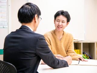 ゼロから段階的にじっくり学べる少人数制。個性と向き合い、実践力を身に付ける！