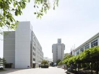 緑豊かなキャンパスで、じっくり落ち着いて学べる！