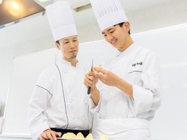 調理師科 1年間で総合的に食を学び、即戦力として社会で活躍する。