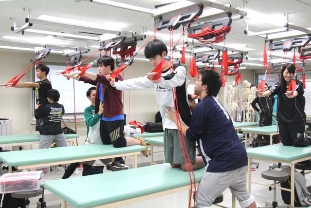 理学療法学科 医療現場では予想外の出来事がつきもの。 だから理学療法士には「現場対応力」が求められます。