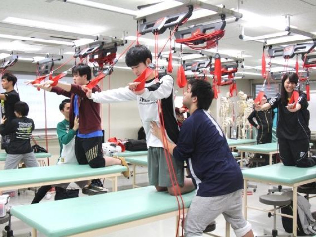 理学療法学科 医療現場では予想外の出来事がつきもの。 だから理学療法士には「現場対応力」が求められます。