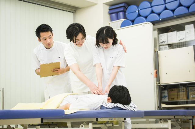 東洋医療総合学科 １部（昼間） 「基礎」を徹底的に学び、 どんな分野でも活躍できる技術を持った鍼灸マッサージ師に。