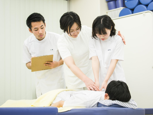 東洋医療総合学科 １部（昼間） 「基礎」を徹底的に学び、 どんな分野でも活躍できる技術を持った鍼灸マッサージ師に。