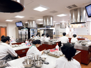 おいしさを生み出す最新の設備・充実の施設。