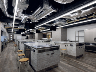 おいしさを生み出す最新の設備・充実の施設。