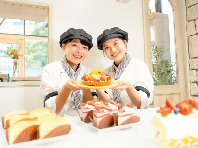 パティシエ・カフェ科 1年次で「食」に関するすべての基礎を身につける。トータルに学ぶから将来の選択肢が広がる。