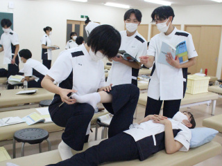 学年を超えた学びの場が、仲間との関係を深めます。