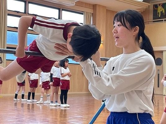 教育保育科第一部 幼児体育コース（教育保育、幼児体育、心理＆支援コース合計で４０名） 体操教室や屋内プールで子どもたちに直接指導を行います