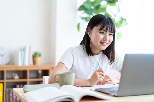 教育保育科第一部 夜間主（昼夜開講制） 働きながら2年間で幼稚園教諭免許と保育士の２つの資格を取得し、即戦力を備えた保育者を目指します