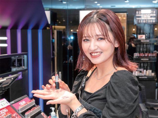 トータルビューティー科 メイクアップコース プロのメイクアップアーティストとして憧れのブランドで働く。ビューティーアドバイザーとしてメイクアップの全てを広く、深く学ぶ。