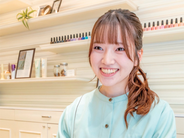 トータルビューティー科 ネイルアートコース ネイリスト技能検定試験1級とジェルネイル技能検定試験上級取得を目指し爪先から美しさを演出するプロのネイリストになる。