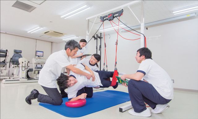 高度理学療法学科 幅広い知識・技術と思いやりで、身体機能の回復・向上の専門家をめざします