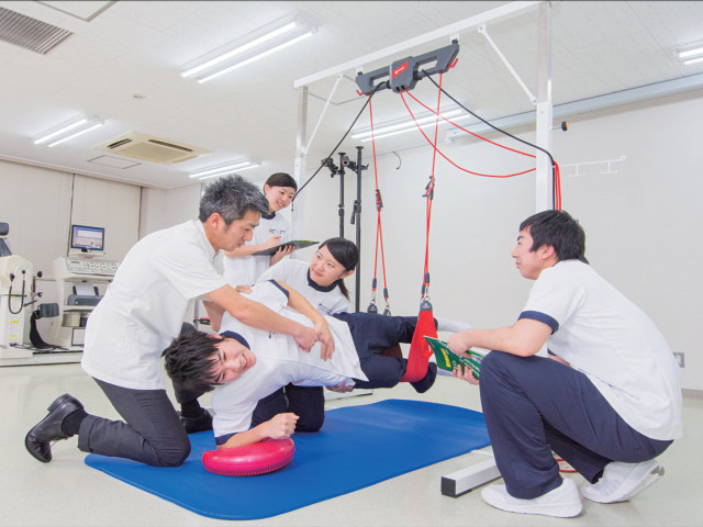 高度理学療法学科 幅広い知識・技術と思いやりで、身体機能の回復・向上の専門家をめざします