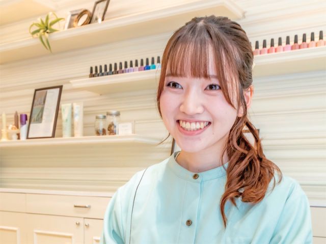 トータルビューティー科 ネイルアートコース ネイリスト技能検定試験1級とジェルネイル技能検定試験上級取得を目指し爪先から美しさを演出するプロのネイリストになる。