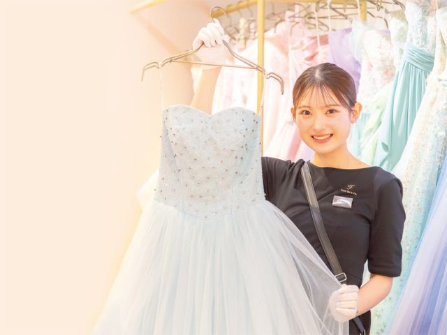 ブライダルヘアメイク＆ドレス科 ヘアメイク、ドレスをはじめ、ネイルやエステなどブライダルに関する美のすべてを演出するスペシャリストをめざします。