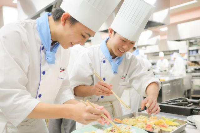 テクニックコース（調理師科１年+製菓科１年） 調理・製菓・製パン技術を2年間通して学び、幅広い知識とバリエーション豊かな技術を修得するコース