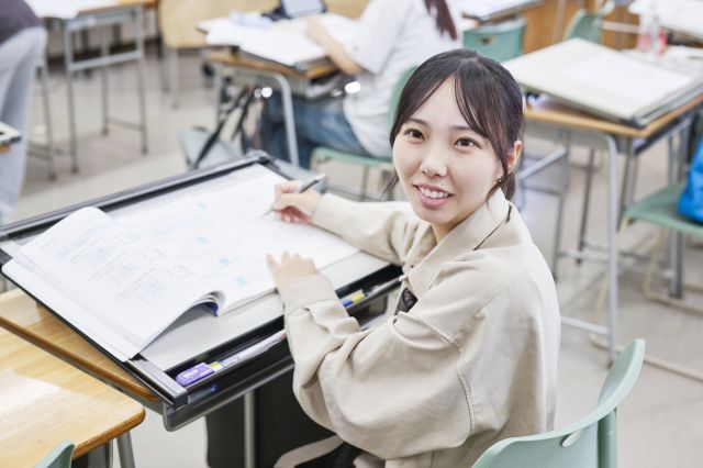 建築ライセンス本科 ※一級または二級建築士受験資格取得者で、大学（短期大学を含む）、高等専門学校または専修学校において建築に関する指定科目を修めて卒業し、本校の「建築士ベースアップ講習」を修了した方対象、建築系大学3年次編入学可能者対象 建築ライセンス本科※建築士受験資格取得者対象