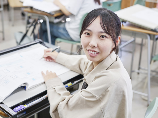 建築ライセンス本科 ※一級または二級建築士受験資格取得者で、大学（短期大学を含む）、高等専門学校または専修学校において建築に関する指定科目を修めて卒業し、本校の「建築士ベースアップ講習」を修了した方対象、建築系大学3年次編入学可能者対象 建築ライセンス本科※建築士受験資格取得者対象