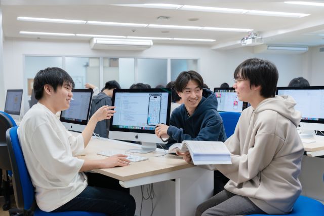 情報総合学科 高度な国家資格の合格を目指す。 幅広いITスキルを学び、プロジェクトリーダーへ！