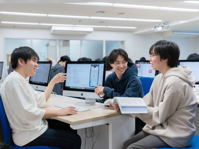 情報総合学科 高度な国家資格の合格を目指す。 幅広いITスキルを学び、プロジェクトリーダーへ！