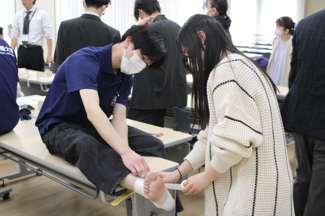 医療保健学部 理学療法学科 リハビリテーションでケガや病気の患者さんの身体機能の回復を図るスペシャリストへ