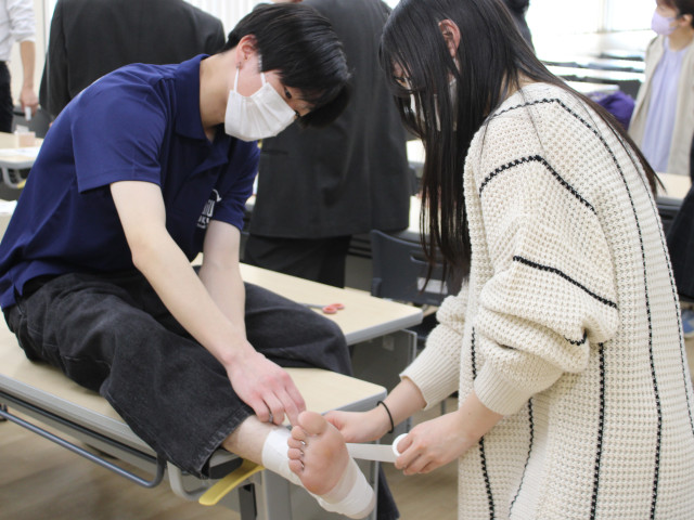 医療保健学部 理学療法学科 リハビリテーションでケガや病気の患者さんの身体機能の回復を図るスペシャリストへ