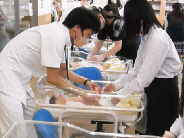医療保健学部 看護学科 思いやりの心で人と接するコミュニケーション能力を備えた看護のスペシャリストへ