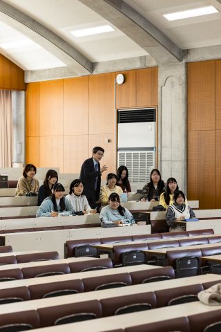 人間社会学部 総合心理学科 幅広い視点から人のこころや 行動を理解し、 他者に寄り添う力をつける。