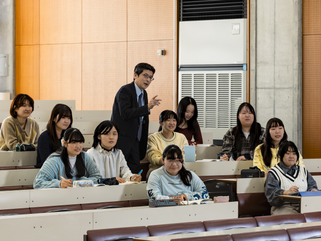 人間社会学部 総合心理学科 幅広い視点から人のこころや 行動を理解し、 他者に寄り添う力をつける。