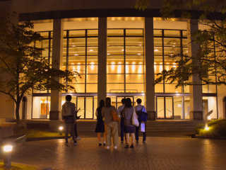 夜のオープンキャンパスの画像