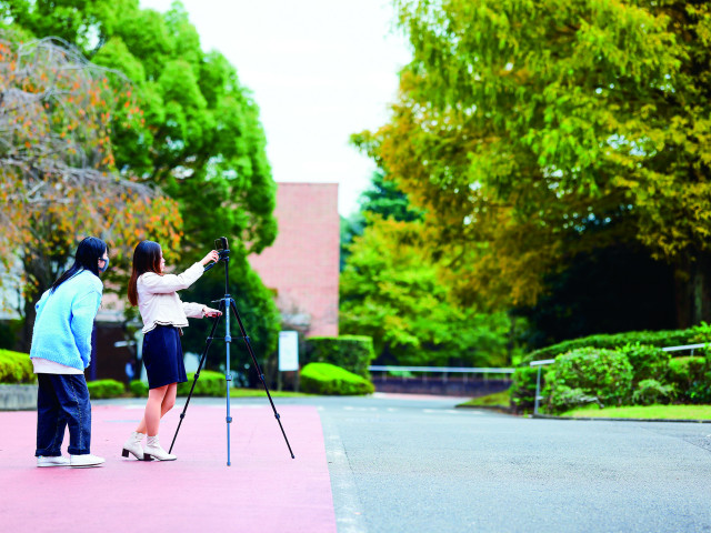 人間社会学部 総合心理学科 文化・社会・心理コース 心理学とそれに関連する幅広い学びを通して 人間社会の理解に必要な考え方や判断力を養う