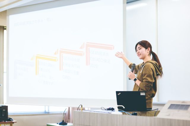 人間社会学部 国際学科 世界と日本を深く理解し、 国際社会に貢献する力と共生社会を築く行動力を培う。