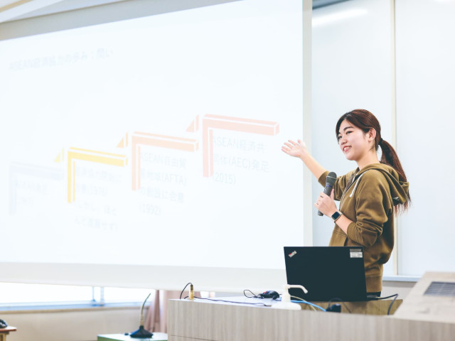 人間社会学部 国際学科 世界と日本を深く理解し、 国際社会に貢献する力と共生社会を築く行動力を培う。