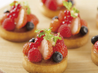 洋菓子「いちごのタルト～バニラアイス添え～」の画像