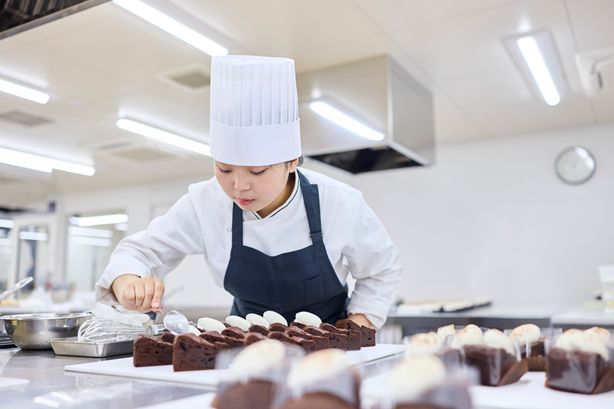 ナチュラルフード科 パティシエマスター専攻 技術力から想像力へ、ゼロから作品を生み出せるパティシエへ