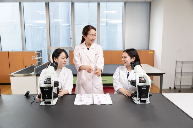 臨床検査学科 3年制の本学科を卒業することにより、臨床検査技師の国家試験受験資格が得られます。