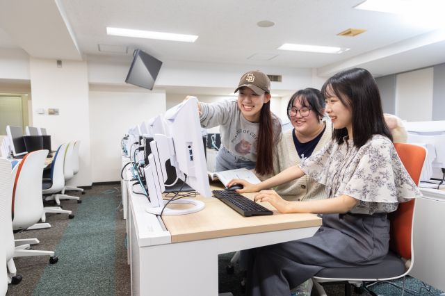 情報処理科3年制 実社会で通用する情報処理技術者を、的確なカリキュラムのもとに育成します。