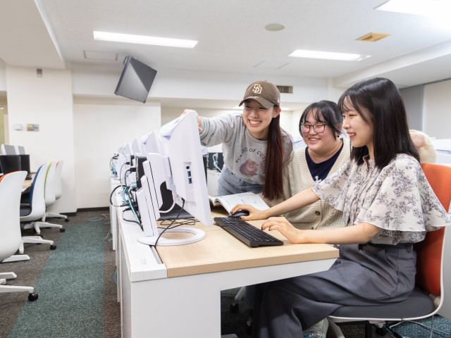 情報処理科3年制 実社会で通用する情報処理技術者を、的確なカリキュラムのもとに育成します。