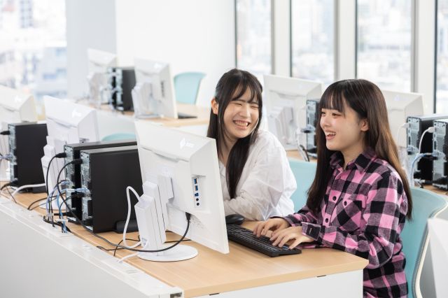 情報処理科 プログラミングや機器の操作だけでなく、コンピュータ・システムを基礎から修得します。