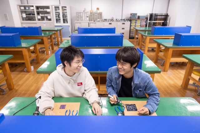 電子技術科 徹底した実技重視のカリキュラムで学び、将来の技術発展に柔軟に対応できる人材を育成します。