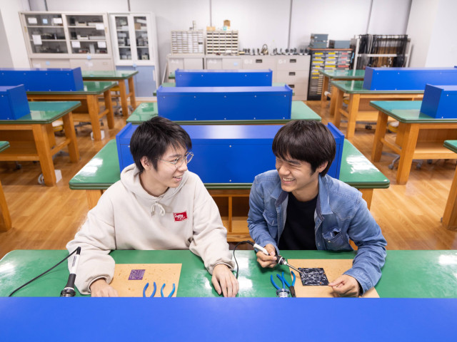 電子技術科 徹底した実技重視のカリキュラムで学び、将来の技術発展に柔軟に対応できる人材を育成します。